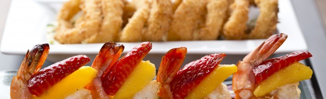 Tapas side dish with shrimp, strawberry and mango